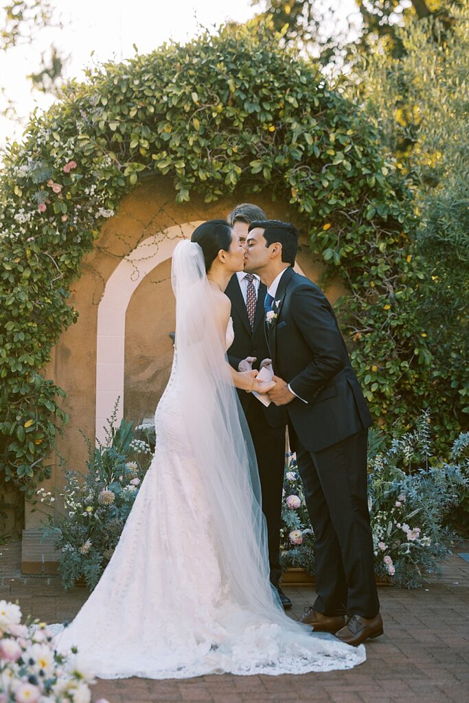 La Playa Hotel Wedding kiss