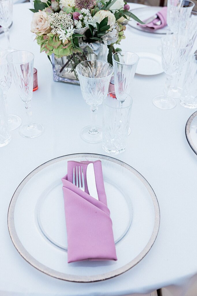 Wedding dinner setting with pink napkins